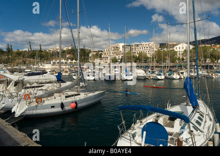 Barche yacht yacht ormeggiati nel porto turistico di Funchal Madera Portogallo Europa dell'UE Foto Stock