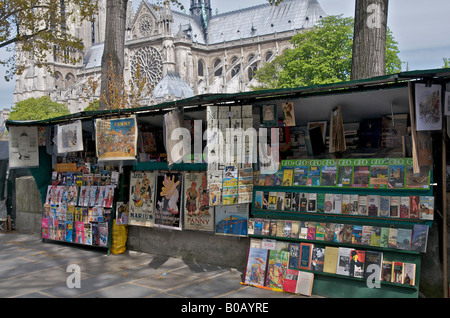 Bouquinistes o prenota bancarelle lungo il Fiume Senna a Parigi e vicino alla cattedrale di Notre Dame Foto Stock