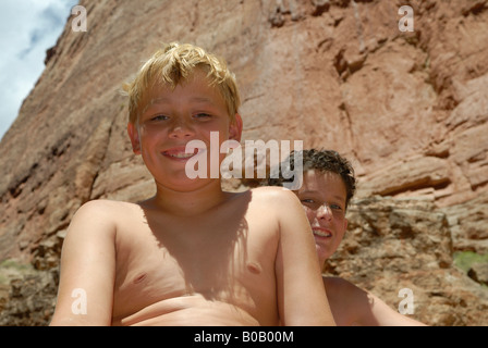 I ragazzi divertirsi sul Grand Canyon visto mentre il rafting lungo il fiume Colorado Grand Canyon Arizona USA MR Foto Stock