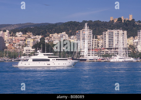 Johnson 105 luxury 32 mtr motor yacht superyacht impresa una dimostrazione SPIN en route per Palma International Boat Show 2008 Foto Stock