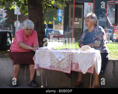 Due Sofia street i fornitori tradizionali di visualizzazione del ricamo a mano Foto Stock