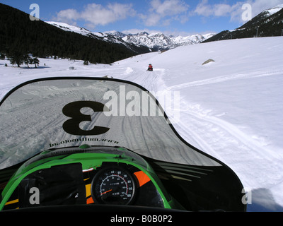 I turisti in Snowmovile avventura sport Pirenei Andorra Foto Stock