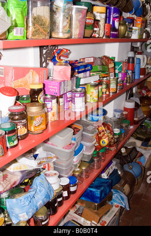 In disordine dispensa piena di barattoli di cibo e accumulato in articoli Foto Stock