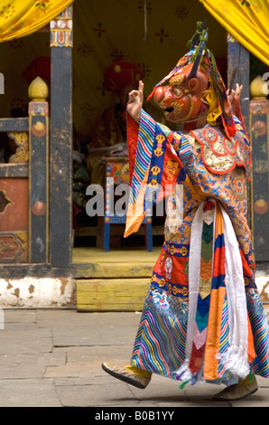 La danza del signore della morte e il suo consorte (Shinje Yab Yum) a paro Tsechu (festival), Bhutan Foto Stock