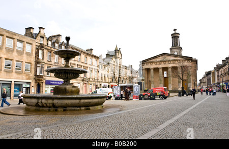 High Street Moray Elgin Scozia con fontana a sinistra e San Giles chiesa a destra Foto Stock