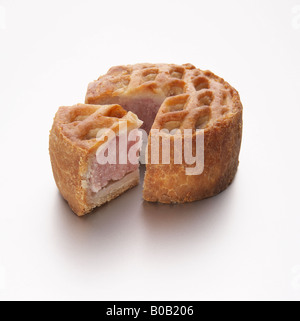 Pasticcio di maiale con reticolo superiore di pasticceria, con una fetta tagliata Foto Stock