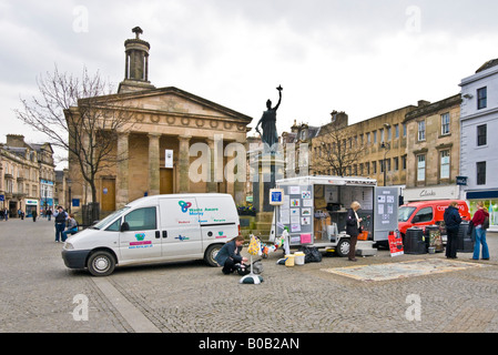 High Street Moray Elgin Scozia con "rifiuti consapevole' promozione e st Giles Chiesa dietro Foto Stock