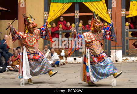 La danza del signore della morte e il suo consorte (Shinje Yab Yum) a paro Tsechu (festival), Bhutan Foto Stock