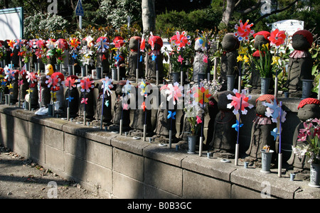 Jizo statue dei bambini al tempio di Zojo-ji, Tokyo, Giappone Foto Stock