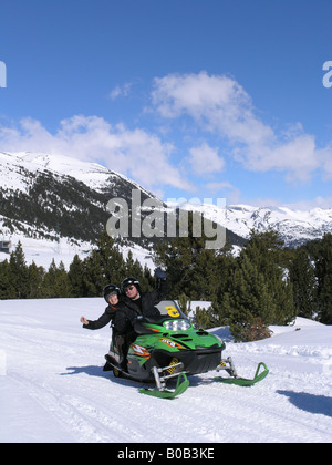 I turisti in Snowmovile avventura sport Pirenei Andorra Foto Stock