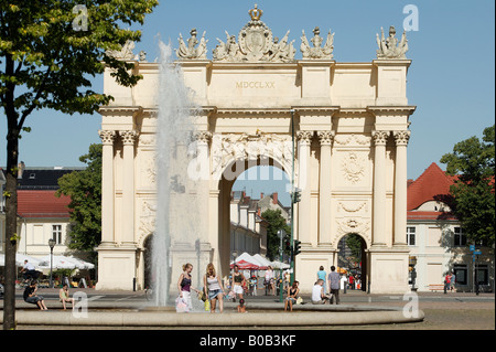 La Porta di Brandeburgo e una fontana al Luise piazza di Potsdam, Germania Foto Stock