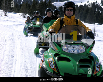 I turisti in Snowmovile avventura sport Pirenei Andorra Foto Stock