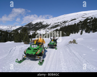 I turisti in Snowmovile avventura sport Pirenei Andorra Foto Stock