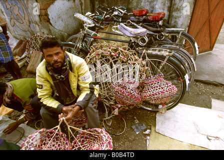 India Bengala Occidentale Madarihat mercato del weekend cestello venditore Foto Stock