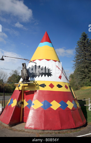 Statua di nativi americani Teepee al grande negozio indiano Mohawk Trail, Massachusetts, New England, STATI UNITI D'AMERICA. Foto Stock