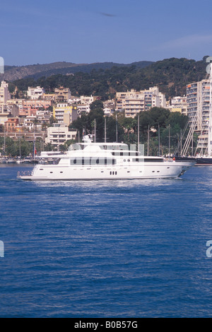 Johnson 105 luxury 32 mtr motor yacht superyacht impresa una dimostrazione SPIN en route per Palma International Boat Show 2008 Foto Stock