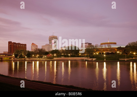 Downtown Wichita Kansas guardando ad est dal lato ovest del fiume Arkansas al crepuscolo Foto Stock