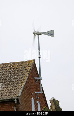 Tetto Windsave montata a turbina eolica Bewdley WORCESTERSHIRE REGNO UNITO Foto Stock