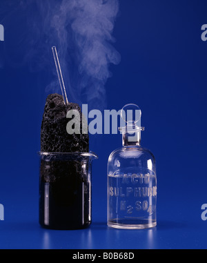 L'acido solforico (acido solforico) è un acido minerale forte altamente  corrosivo con formula molecolare H2SO4. È un pungente-etereo, incolore a  scivolare Foto stock - Alamy