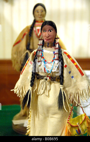 Nord America, USA, Sud Dakota, Rapid City, Prairie Edge Trading Co. Le bambole indiane con beadwork. Proprietà Release. Foto Stock