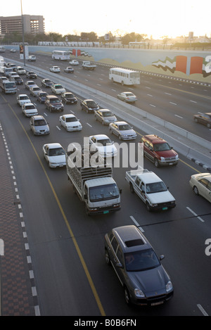 Ora di punta del traffico su Sheikh Zayed Road, Dubai, Emirati Arabi Uniti Foto Stock