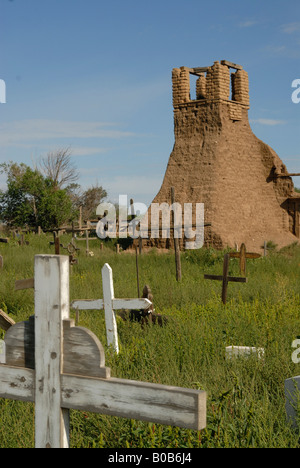 Vecchio cemetory indiano con un sacco di cimiteri in pueblo Hacienda Martinez New Mexico Foto Stock