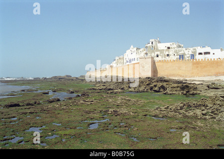 Una vista a bassa marea delle mura della fortezza della Medina di Essouira, Marocco Foto Stock