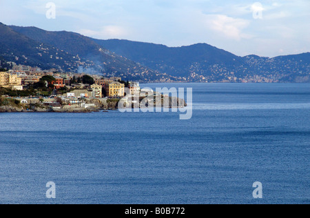 Italia Liguria Genova vista della Pasqua costa dal borgo di pescatori Boccadasse Foto Stock