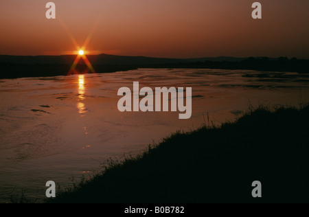 Tramonto sul fiume Mwaleshi in Nord Luangwa National Park, Zambia. Foto Stock