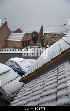 Case e auto coperto in inverno la neve Foto Stock