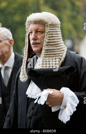 Bewigged giudicare in giudici processione dalla Abbazia di Westminster Londra Inghilterra Regno Unito Foto Stock