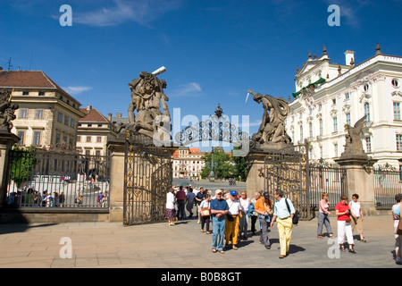 Praga Hradcany ingresso al castello in estate sole Praga Repubblica Ceca Est Europa orientale Foto Stock