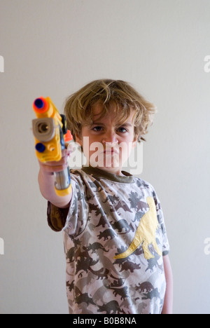 Ragazzo con pistola nerf Foto Stock