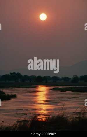 Tramonto sul fiume Mwaleshi in Nord Luangwa National Park, Zambia. Foto Stock