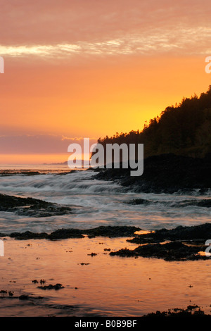 Tramonto su rettilinei di Juan de Fuca da Salt Creek, Washington Foto Stock