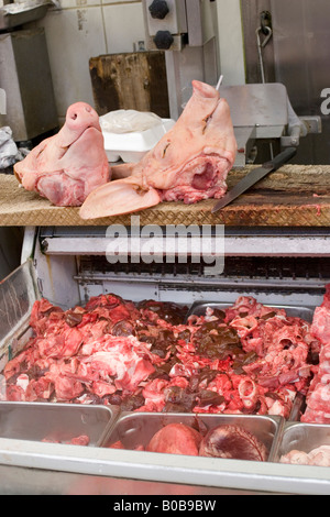 Teste di maiale in un mercato di carne, Mazatlan, Sinaloa, Messico Foto Stock