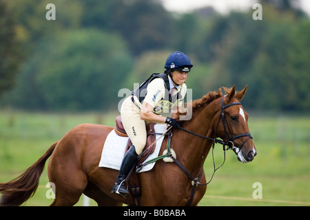 Rider Pippa Funnell nel cross country fase di un concorso eventing Charlton Park Wiltshire Regno Unito Foto Stock