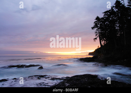 Tramonto su rettilinei di Juan de Fuca da Salt Creek, Washington Foto Stock