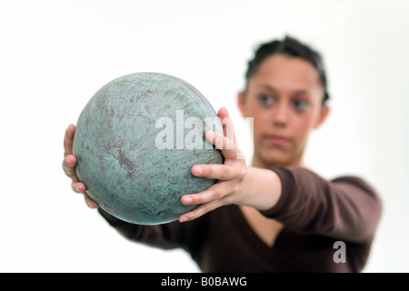 Una ragazza con la palla medica Foto Stock