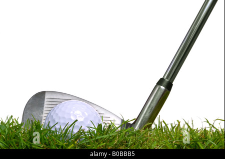 Colpo di una pallina da golf giacente sul fairway con un ferro da stiro club dietro la superficie di livello studio shot utilizzando erba vera Foto Stock