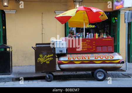 Un hot dog vendor in New Orleans ha parcheggiato il suo carrello su Bourbon Street. Foto Stock