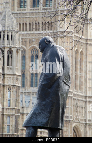 Statua di Winston Churchill contro sfondo le Case del Parlamento, Piazza del Parlamento, Londra, Inghilterra Foto Stock