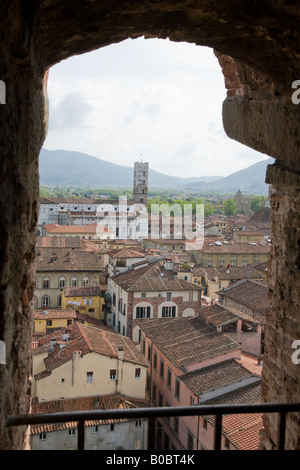 Vista del Duomo di San Martino e Lucca Toscana attraverso la finestra della Torre del Guinigi Lucca Toscana Foto Stock