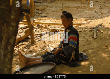 Mae Hong Son Provincia villaggio hilltribe, minoranza le donne sedute in ombra , della Thailandia Foto Stock