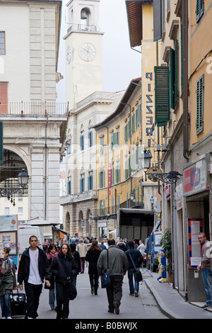 Gli amanti dello shopping e dai negozi della via dello shopping Corso Italia Pisa Italia e la torre del Palazzo dell'Orologio Foto Stock