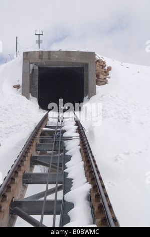 Cairngorm ferrovia di montagna dal treno in avvicinamento alla stazione superiore tunnel. Foto Stock