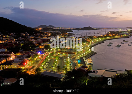 Caraibi, Piccole Antille, French West Indies, St Martin, vista sopra la città francese di Marigot da Fort St Louis Foto Stock