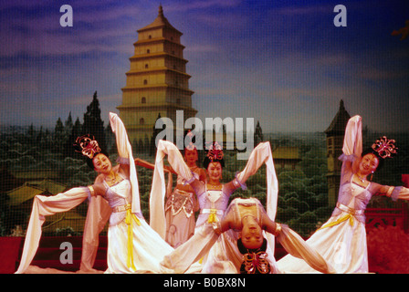 La Dinastia Tang canzone e performance di danza di racconti della Via della Seta in Xi'an con Grande Pagoda su uno scenario di sfondo Foto Stock