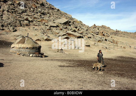 La donna vicino a ger, Mongolia Foto Stock