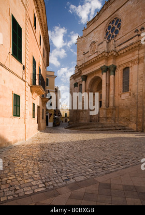 L antica e storica cattedrale di arenaria di Ciutadella, situato nelle strette stradine della vecchia capitale di Minorca Foto Stock